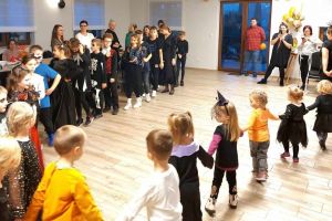 Budowa świetlicy wiejskiej w Wyskokach, zdjęcie z organizowanej w świetlicy imprezy halloweenowej