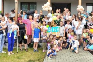 Budowa świetlicy wiejskiej w Wyskokach, zdjęcie z organizowanej w świetlicy uroczystości z okazji Dnia Dziecka wraz z...