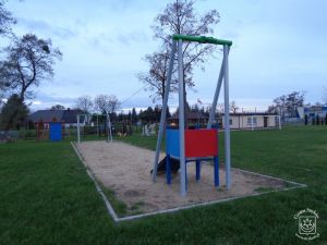 Plac zabaw przy świetlicy wiejskiej w Tymiance wyposażony w nowe urządzenia