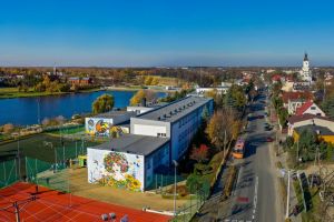 Murale przy SP2, Mural przy boisku wielofunkcyjnym z lotu ptaka po wykonaniu