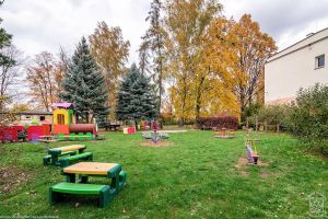 Prace remontowe w SP w Niesułkowie, po renowacji i wymianie sprzętu na placu zabaw
