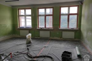 Prace remontowe w SP w Niesułkowie, w trakcie renowacji i wymiany grzejników w pracowniach