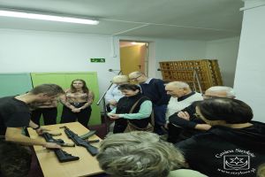 Zajęcia Strykowskiej Akademii Seniora na mobilnej strzelnicy