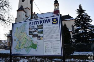 Tablica promocyjno-informacyjna w Strykowie przy pl. Łukasińskiego