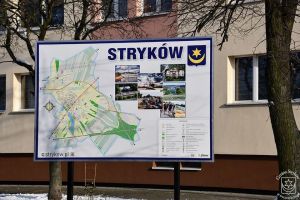 Tablica promocyjno-informacyjna w Strykowie przy ul. Kolejowej