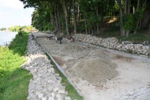 Naprawa ścieżki nad zalewem, w trakcie wykonania inwestycji