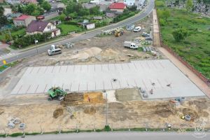 Skwer przy Pomniku Niepodległości z elementami małej architektury, w trakcie budowy parkingu z dwoma dojazdami