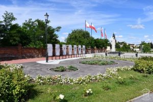 Tablice historyczne przy Pomniku Niepodległości, po wykonaniu tablic na skwerze przy pomniku