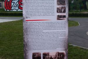 Tablice historyczne przy Pomniku Niepodległości, po wykonaniu - jedna z tablic z bliska od tylnej strony