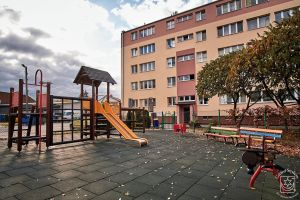 Utwardzenie terenu placu zabaw na Osiedlu Batorego-Kolejowa, po wykonaniu zadania, urządzenia na gumowej macie ochronnej