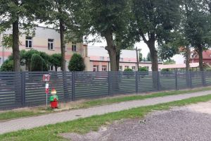 Wymiana ogrodzenia w SP w Bratoszewicach, po wykonaniu montażu nowego ogrodzenia