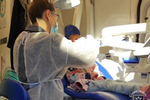 Finansowanie dentobusu, mobilny gabinet stomatologiczny wewnątrz podczas bezpłatnego badania