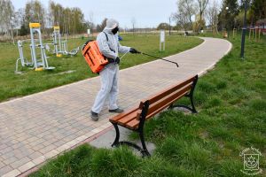 Mycie i dezynfekcja ławek w parku
