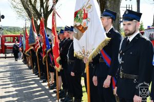 Poczty sztandarowe jednostek OSP Gminy Stryków podczas uroczystości 105-lecia OSP Kiełmina