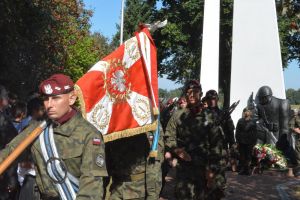 Odnowienie Pomnika Żołnierzy Września 1939r. w Koźlu, Poczet Sztandarowy i Asysta Honorowa 25 Brygady Kawalerii Powietrznej...
