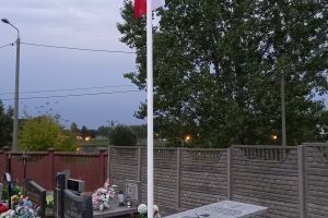 Modernizacja terenu przy grobie żołnierskim na cmentarzu mariawickim w Strykowie, teren przy grobie po utwardzeniu oraz po...