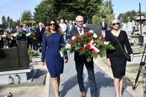 Uroczystości patriotyczne przy grobie żołnierzy Wojska Polskiego na cmentarzu mariawickim w Strykowie, delegacja władz...