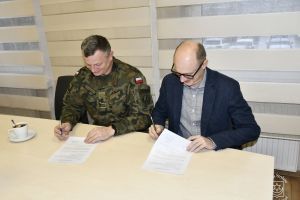 Burmistrz Strykowa Witold Kosmowski z dowódcą 9. ŁBOT cz. p. o. ppłk. Marcinem Markiewiczem