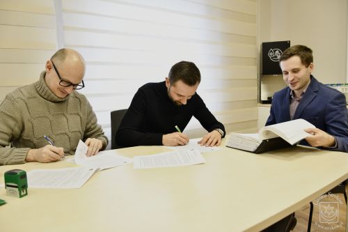 Podpisanie umowy na wykonanie fotowoltaiki w SP Dobra. Od lewej Burmistrz Strykowa Witold Kosmowski, reprezentujący...