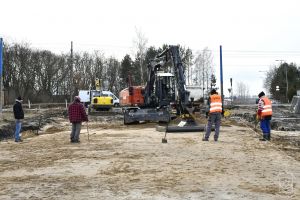 Budowa ostatniego odcinka drogi łączącej drogę wojewódzką 708 z drogą powiatową w Smolicach przez most na rzece Moszczenicy...