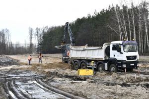 Budowa ostatniego odcinka drogi łączącej drogę wojewódzką 708 z drogą powiatową w Smolicach przez most na rzece Moszczenicy...