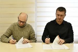 Burmistrz Strykowa Witold Kosmowski podpisuje umowę z Arturem Siwczykiem, Public Road – Pracownia Projektowa Artur Siwczyk