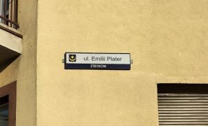 Nowa tabliczka z nazwą ulicy Emilii Plater w Strykowie
