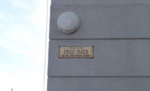 Stara tabliczka z nazwą ulicy Emilii Plater w Strykowie