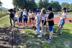 Akcja „Gmina Stryków wśród kwietnych trawników”, uczniowie szkoły podstawowej w Bratoszewicach przed rozsianiem nasion...