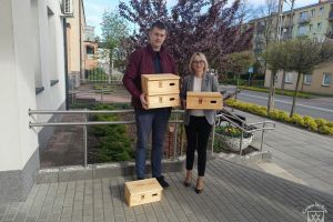 Akcja „Stryków dla jerzyków”, Zastępca Burmistrza Strykowa wręczająca budki dla jerzyków Radnemu Rady Miejskiej w Strykowie...