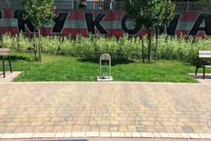 Psie przystanki w Strykowie, psi przystanek po zamontowaniu w Parku nad Moszczenicą