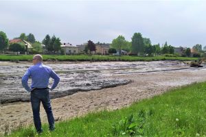 Modernizacja zbiornika wodnego w Dobrej, Burmistrz Strykowa na zdjęciu w trakcie wykonywania inwestycji