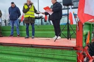 Przewodniczący zgromadzenia Piotr Karolak przekazuje petycję rolników adresowana do Ministra Rolnictwa na ręce Burmistrza...
