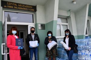 Przekazanie maseczek przez Urząd Miejski w Strykowie dla Szpitala Wojewódzkiego w Zgierzu