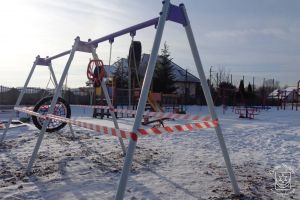 Modernizacja placów zabaw, huśtawka w Kiełminie