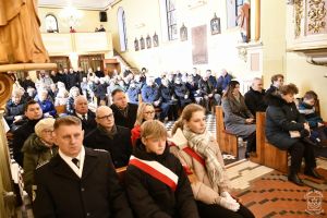 Uczestnicy Mszy Świętej w 161. rocznicę Powstania Styczniowego w Kościele Rzymskokatolickim w Dobrej, m.in. Senator RP...
