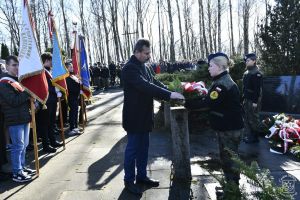 Obchody 161. rocznicy Bitwy stoczonej pod Dobrą w Powstaniu Styczniowym 1863 r. Wiązankę kwiatów składa Wiceprzewodniczący...