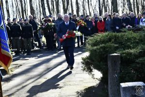 Obchody 161. rocznicy Bitwy stoczonej pod Dobrą w Powstaniu Styczniowym 1863 r. Wiązankę kwiatów składa Radny Rady Powiatu...