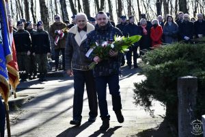 Obchody 161. rocznicy Bitwy stoczonej pod Dobrą w Powstaniu Styczniowym 1863 r. Kwiaty składa delegacja Grupy Pasjonatów...