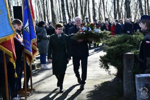 Obchody 161. rocznicy Bitwy stoczonej pod Dobrą w Powstaniu Styczniowym 1863 r. Kwiaty składają Prezes Gminnej Spółdzielni...