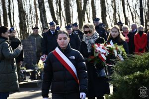 Obchody 161. rocznicy Bitwy stoczonej pod Dobrą w Powstaniu Styczniowym 1863 r. Kwiaty składa Dyrektor Szkoły Podstawowej...