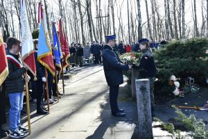 Obchody 161. rocznicy Bitwy stoczonej pod Dobrą w Powstaniu Styczniowym 1863 r. Kwiaty składa Wiceprezes OSP Lipka –...