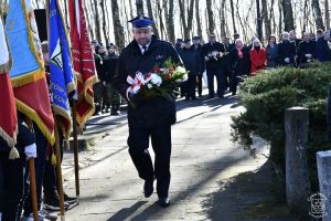 Obchody 161. rocznicy Bitwy stoczonej pod Dobrą w Powstaniu Styczniowym 1863 r. Kwiaty składa Prezes OSP Koźle - Łukasz...