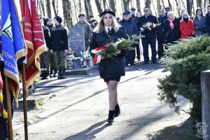 Obchody 161. rocznicy Bitwy stoczonej pod Dobrą w Powstaniu Styczniowym 1863 r. Kwiaty składa Prezes OSP Ługi - Malwina Sitek