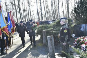Obchody 161. rocznicy Bitwy stoczonej pod Dobrą w Powstaniu Styczniowym 1863 r. Kwiaty składa delegacja OSP Stryków