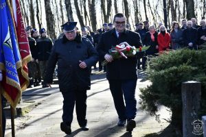 Obchody 161. rocznicy Bitwy stoczonej pod Dobrą w Powstaniu Styczniowym 1863 r. Kwiaty składają delegacja OSP Warszewice i...