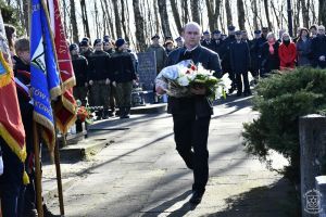 Obchody 161. rocznicy Bitwy stoczonej pod Dobrą w Powstaniu Styczniowym 1863 r. Kwiaty składa Sołtys Sołectwa Dobra Mariusz...