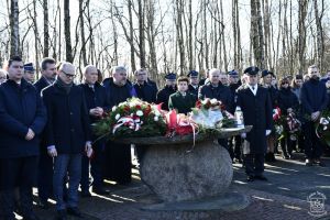 Obchody 161. rocznicy Bitwy stoczonej pod Dobrą w Powstaniu Styczniowym 1863 r. Uczestnicy uroczystości przy Bratniej...