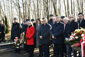 Obchody 161. rocznicy Bitwy stoczonej pod Dobrą w Powstaniu Styczniowym 1863 r. Uczestnicy uroczystości przy Bratniej...