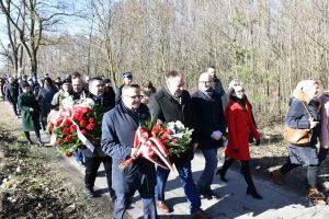 Obchody 161. rocznicy Bitwy stoczonej pod Dobrą w Powstaniu Styczniowym 1863 r. Przemarsz pocztów sztandarowych w kierunku...